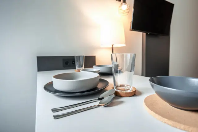 Gedeckter Esstisch im Apartment der Eighty-Eight Apartments Nürnberg