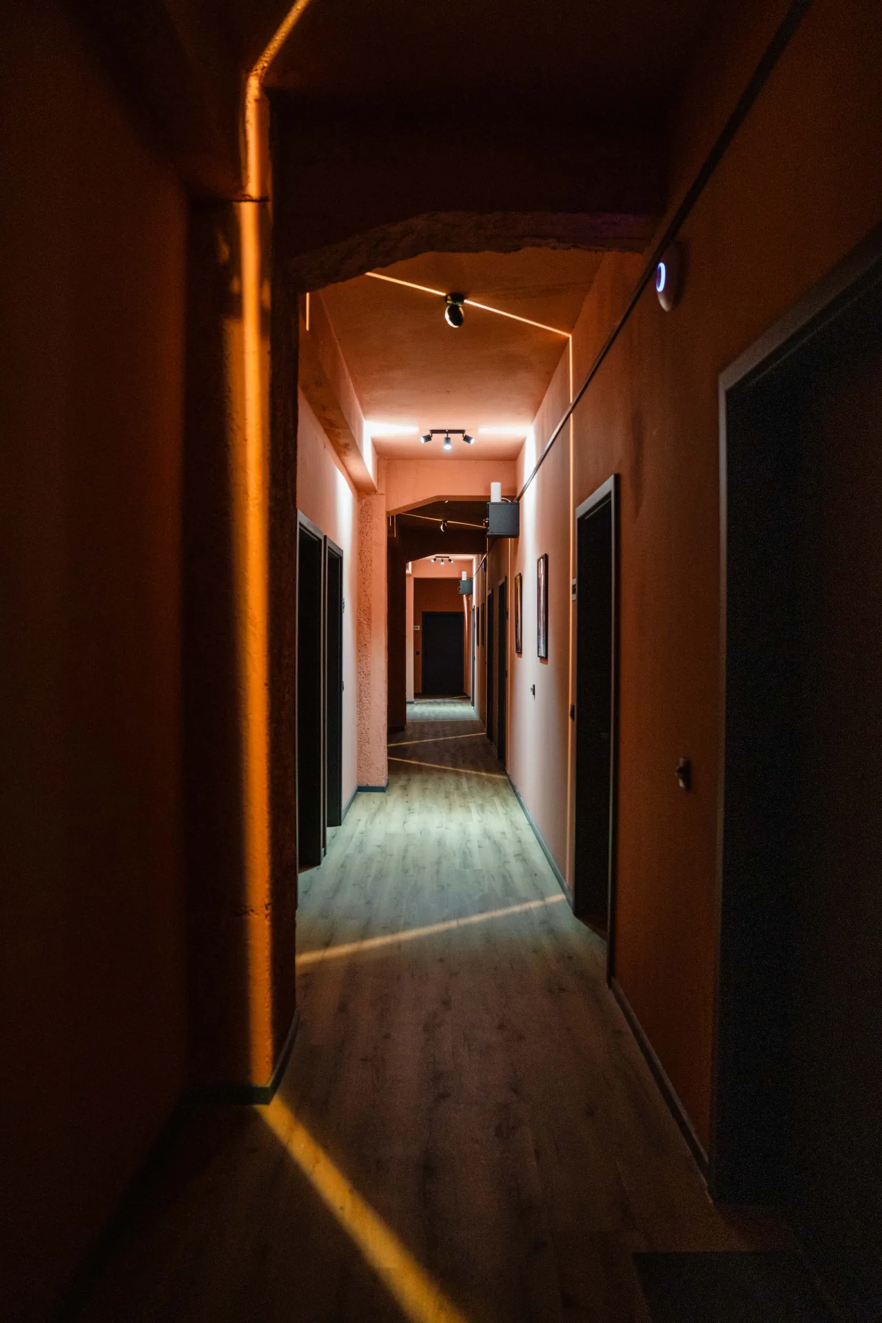 Warm beleuchteter Design-Korridor der Eighty-Eight Apartments Nürnberg