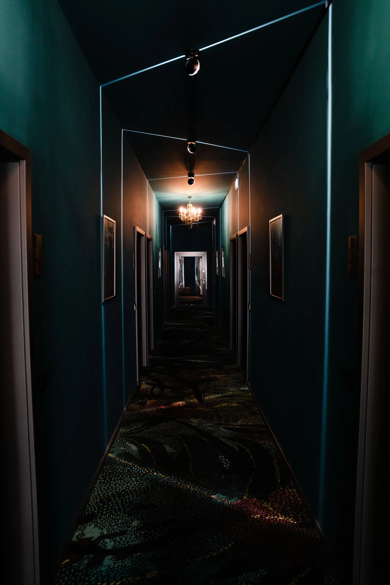 Design-Korridor mit Kronleuchter der Eighty-Eight Apartments Nürnberg
