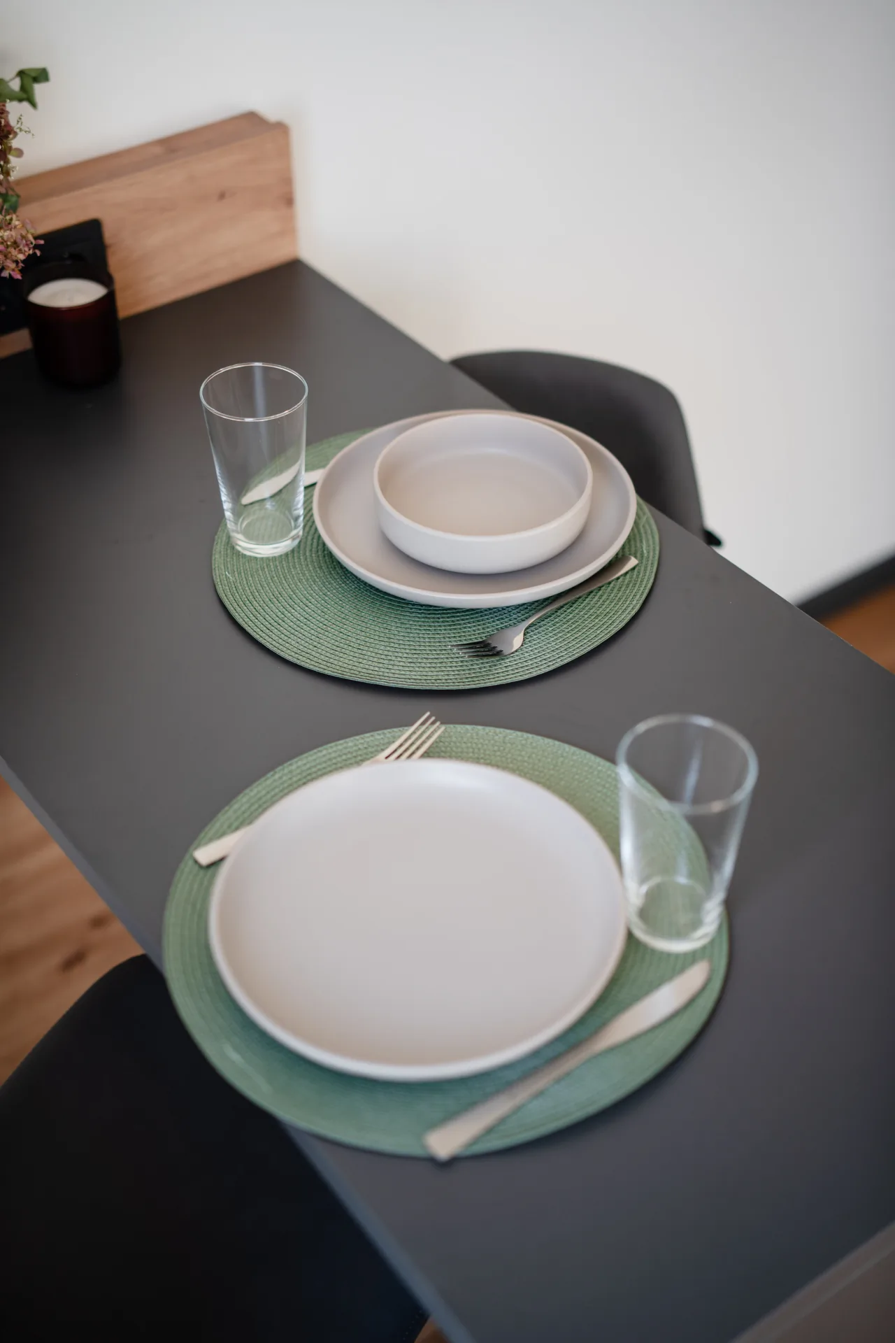 Gedeckter Esstisch im Apartment der Eighty-Eight Apartments Nürnberg
