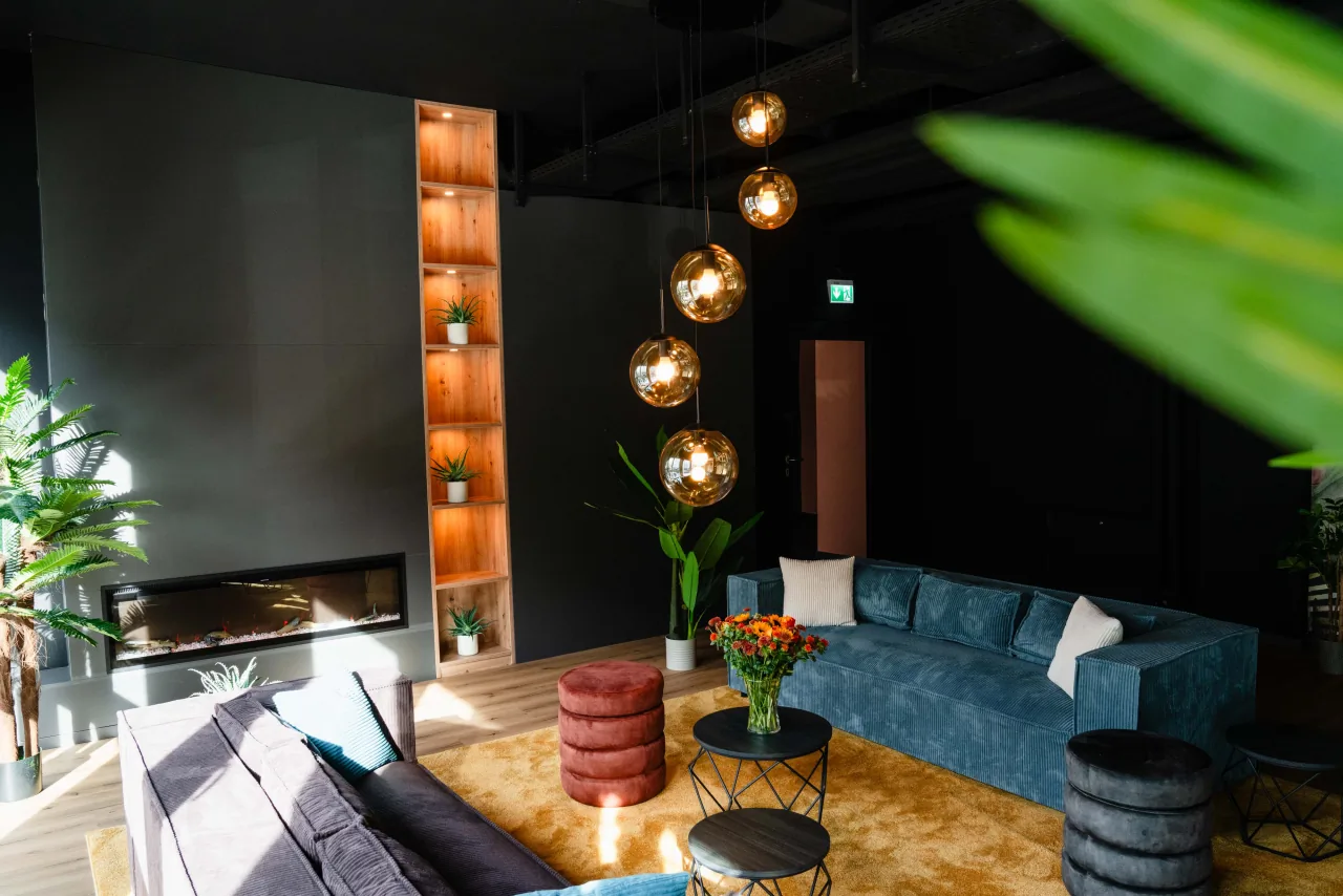 Gemütlicher Sitzbereich in der Lounge der Eighty-Eight Apartments Nürnberg